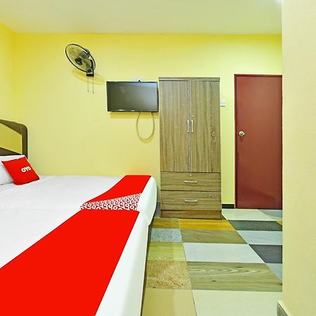 Oyo 873 Bamboo Inn Batu Ferringhi Esterno foto