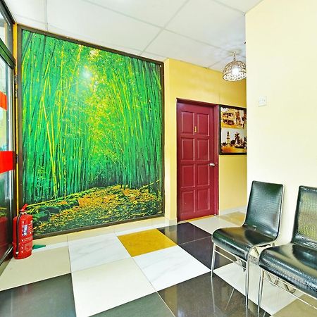 Oyo 873 Bamboo Inn Batu Ferringhi Esterno foto